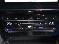 Volkswagen Passat 2,0 TDI ELEGANCE NAVI ACC - 29