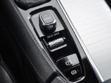 Volvo XC90 D5 AWD MOMENTUM ČR - 24