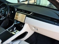 Jaguar F-Pace D200 AWD R-DYNAMIC ZÁRUKA PANO - 17