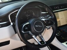 Jaguar F-Pace D200 AWD R-DYNAMIC ZÁRUKA PANO - 15