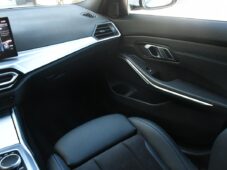 BMW Řada 3 320D xDrive M-SPORT ČR 1.M - 24
