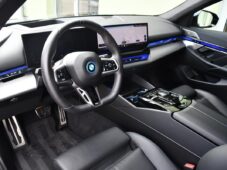 BMW i5 xDrive40 MSPORT B&W HUD TAŽNÉ - 16