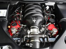Maserati GranTurismo SPORT 4.7 V8 MC CARBON ČR - 44