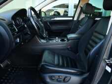 Volkswagen Touareg 3.0TDi V6 R-LINE 4M ACC TAŽNÉ - 11