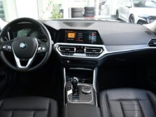 BMW Řada 3 320d xDrive TAŽNÉ PANO 1M ČR - 4