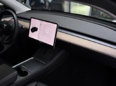 Tesla Model Y RWD STANDARD RANGE 1M - 17