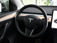 Tesla Model Y RWD STANDARD RANGE 1M - 5