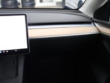 Tesla Model Y RWD STANDARD RANGE 1M - 7