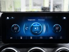 Mercedes-Benz GLC 300e 4MATIC AMG TAŽNÉ 1M ČR - 36