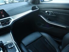 BMW Řada 3 320d xDrive M-SPORT REZERVACE - 23