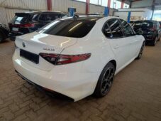 Alfa Romeo Giulia 2.0 Turbo 206kW AT8-Q4 Veloce - 3