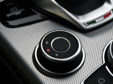 Alfa Romeo Giulia 2.0T VELOCE PANO AT8-Q4 206kW - 34