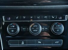 Volkswagen Touran 2.0TDi HIGHLINE DSG ČR - 24