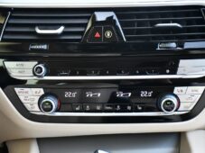 BMW Řada 5 520i SERV.KNÍŽKA KAMERA 1M ČR - 18