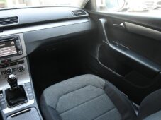 Volkswagen Passat 2.0TDi ČR VÝHŘEV PDC - 23
