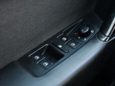 Volkswagen Passat 2.0TDi ČR VÝHŘEV PDC - 24