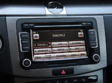 Volkswagen Passat 2.0TDi ČR VÝHŘEV PDC - 30