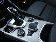 Alfa Romeo Giulia 2,0 VELOCE 16V 206kW AT8-Q4 - 33