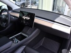 Tesla Model Y LONG RANGE DUAL MOTOR AWD - 16