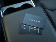 Tesla Model Y LONG RANGE DUAL MOTOR AWD - 32