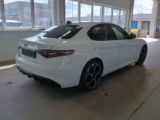 Alfa Romeo Giulia 2,0T 16V 206kW AT8-Q4 VELOCE - 3